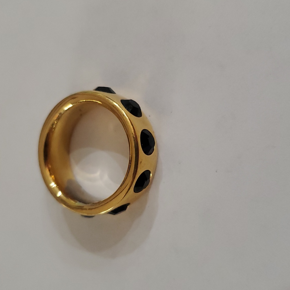 Black stone and gold fashion ring